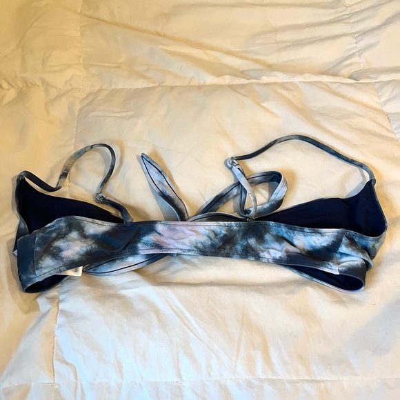 Billabong tie-dye bikini top, Size M - Picture 3 of 3